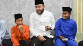 Wali Kota Padang Fadly Amran melakukan monitoring Subuh Mubarakah di Masjid Taufiq Kayu Gadang, Kelurahan Pasar Ambacang, Kecamatan Kuranji, Jumat (14/11/2025). (Foto: Prokopim Padang)