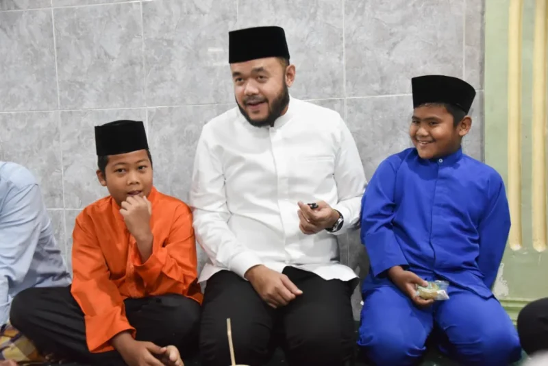 Wali Kota Padang Fadly Amran melakukan monitoring Subuh Mubarakah di Masjid Taufiq Kayu Gadang, Kelurahan Pasar Ambacang, Kecamatan Kuranji, Jumat (14/11/2025). (Foto: Prokopim Padang)