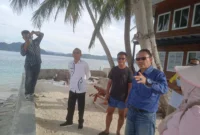 Pj Sekkab Pessel, Evafauza Yuliasman didampingi Asisten II, N Riswandi, Kadis PUTR, Yusvianty dan para pejabat eselon III dan IV saat berkunjung ke Pulau Pamutusan di Kawasan Mandeh. (Foto: Dok. Sus)