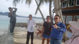 Pj Sekkab Pessel, Evafauza Yuliasman didampingi Asisten II, N Riswandi, Kadis PUTR, Yusvianty dan para pejabat eselon III dan IV saat berkunjung ke Pulau Pamutusan di Kawasan Mandeh. (Foto: Dok. Sus)