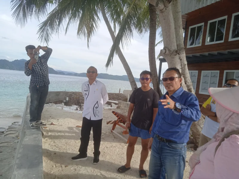 Pj Sekkab Pessel, Evafauza Yuliasman didampingi Asisten II, N Riswandi, Kadis PUTR, Yusvianty dan para pejabat eselon III dan IV saat berkunjung ke Pulau Pamutusan di Kawasan Mandeh. (Foto: Dok. Sus)