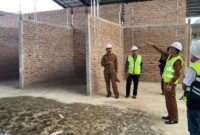 Bupati Pessel, Hendrajoni saat meninjau kondisi Pasar Inpres Painan yang masih terbengkalai dan kembali akan dilakukan pembangunannya. (Foto: Dok. Prokopim)