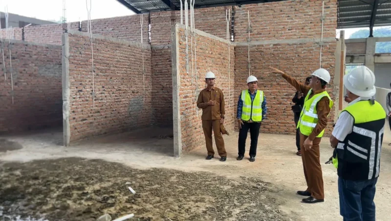 Bupati Pessel, Hendrajoni saat meninjau kondisi Pasar Inpres Painan yang masih terbengkalai dan kembali akan dilakukan pembangunannya. (Foto: Dok. Prokopim)