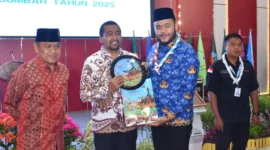Wali Kota Padang Fadly Amran menyambut peserta Raimuna Daerah (Raida) VII Sumbar di Aula Bagindo Aziz Chan, Balai Kota Padang Aie Pacah, Senin (17/11/2025). (Foto: Prokopim Padang)