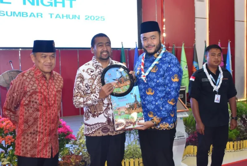 Wali Kota Padang Fadly Amran menyambut peserta Raimuna Daerah (Raida) VII Sumbar di Aula Bagindo Aziz Chan, Balai Kota Padang Aie Pacah, Senin (17/11/2025). (Foto: Prokopim Padang)
