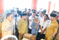 Wakil Wali Kota Padang Maigus Nasir mendampingi Mendag) RI, Budi Santoso berdialog dengan pedagang di Pasar Raya Padang, Selasa (18/11/2025). (Foto: Prokopim Padang)