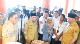 Wakil Wali Kota Padang Maigus Nasir mendampingi Mendag) RI, Budi Santoso berdialog dengan pedagang di Pasar Raya Padang, Selasa (18/11/2025). (Foto: Prokopim Padang)