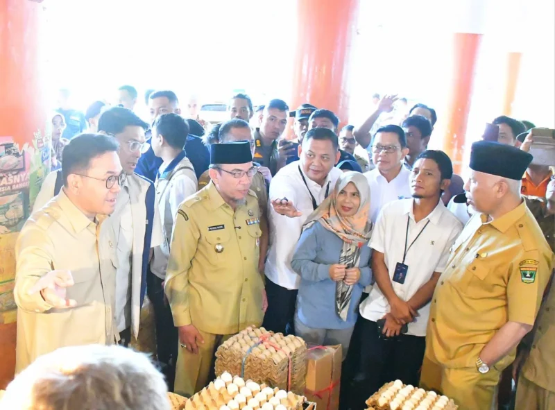 Wakil Wali Kota Padang Maigus Nasir mendampingi Mendag) RI, Budi Santoso berdialog dengan pedagang di Pasar Raya Padang, Selasa (18/11/2025). (Foto: Prokopim Padang)