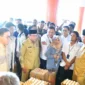 Wakil Wali Kota Padang Maigus Nasir mendampingi Mendag) RI, Budi Santoso berdialog dengan pedagang di Pasar Raya Padang, Selasa (18/11/2025). (Foto: Prokopim Padang)