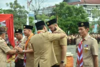 Wali Kota Padang, Fadly Amran menerima Tanda Penghargaan Orang Dewasa Gerakan Pramuka berupa Lencana Dharmabakti pada Raimuna VII Gerakan Pramuka Sumbar yang berlangsung di Kota Padang, Selasa (18/11/2025).