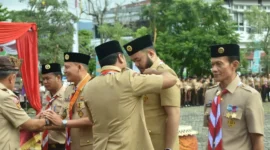 Wali Kota Padang, Fadly Amran menerima Tanda Penghargaan Orang Dewasa Gerakan Pramuka berupa Lencana Dharmabakti pada Raimuna VII Gerakan Pramuka Sumbar yang berlangsung di Kota Padang, Selasa (18/11/2025).