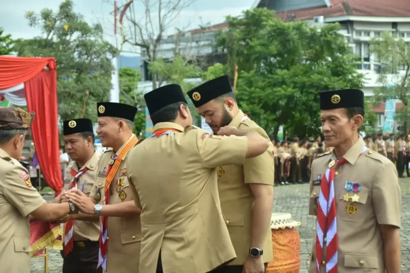 Wali Kota Padang, Fadly Amran menerima Tanda Penghargaan Orang Dewasa Gerakan Pramuka berupa Lencana Dharmabakti pada Raimuna VII Gerakan Pramuka Sumbar yang berlangsung di Kota Padang, Selasa (18/11/2025).