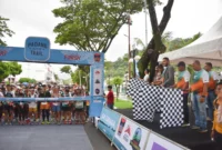 Wali Kota Padang Fadly Amran melepas peserta Padang City Trail 2025 di bawah Jembatan Siti Nurbaya, Minggu pagi (23/11/2025). (Foto: Prokopim Padang)