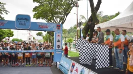Wali Kota Padang Fadly Amran melepas peserta Padang City Trail 2025 di bawah Jembatan Siti Nurbaya, Minggu pagi (23/11/2025). (Foto: Prokopim Padang)