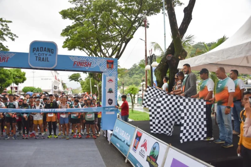Wali Kota Padang Fadly Amran melepas peserta Padang City Trail 2025 di bawah Jembatan Siti Nurbaya, Minggu pagi (23/11/2025). (Foto: Prokopim Padang)