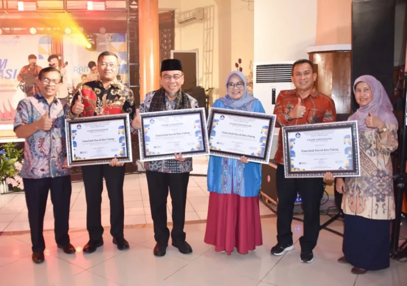 Pemko Padang memboyong empat penghargaan pada Malam Apresiasi BBPMP Sumbar yang digelar pada Jumat malam (21/11/2025). (Foto: Prokopim Padang)