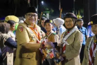 Sekda Padang Andree Algamar menutup Raimuna Daerah (Raida) VII Sumbar di Bumi Perkemahan Kwarcab Padang, Balai Gadang, Kecamatan Koto Tangah, Jumat (21/11/2025). (Foto: Prokopim Padang)