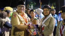 Sekda Padang Andree Algamar menutup Raimuna Daerah (Raida) VII Sumbar di Bumi Perkemahan Kwarcab Padang, Balai Gadang, Kecamatan Koto Tangah, Jumat (21/11/2025). (Foto: Prokopim Padang)