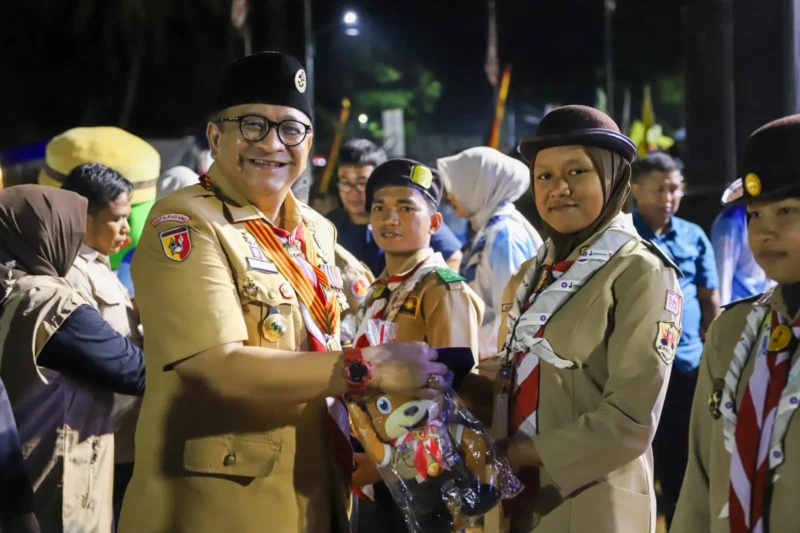 Sekda Padang Andree Algamar menutup Raimuna Daerah (Raida) VII Sumbar di Bumi Perkemahan Kwarcab Padang, Balai Gadang, Kecamatan Koto Tangah, Jumat (21/11/2025). (Foto: Prokopim Padang)