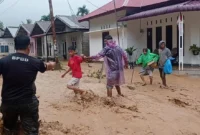 Tim gabungan BPBD Padang mengevakuasi warga yang terjebak banjir di kawasan Batu Busuk, Selasa (25/11/2025). (Foto: BPBD Padang)