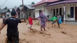 Tim gabungan BPBD Padang mengevakuasi warga yang terjebak banjir di kawasan Batu Busuk, Selasa (25/11/2025). (Foto: BPBD Padang)