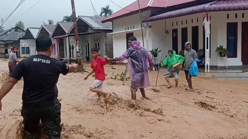 Tim gabungan BPBD Padang mengevakuasi warga yang terjebak banjir di kawasan Batu Busuk, Selasa (25/11/2025). (Foto: BPBD Padang)