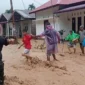 Tim gabungan BPBD Padang mengevakuasi warga yang terjebak banjir di kawasan Batu Busuk, Selasa (25/11/2025). (Foto: BPBD Padang)