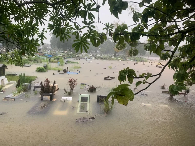 Kondisi area pemakaman di TPU Tunggul Hitam terendam banjir, Selasa pagi (25/11/2025). (Foto: Ist)