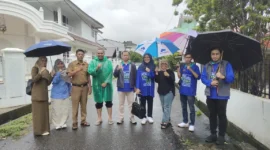 Tim Juri melakukan penilaian di salah satu RT di Kelurahan Ganting Parak Gadang, Kecamatan Padang Timur, Selasa (25/11/2025). (Foto: Tim Padang Rancak Award)