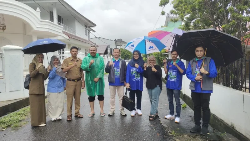 Tim Juri melakukan penilaian di salah satu RT di Kelurahan Ganting Parak Gadang, Kecamatan Padang Timur, Selasa (25/11/2025). (Foto: Tim Padang Rancak Award)