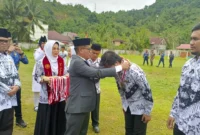 Wabup Pessel, Risnaldi Ibrahim menyerahkan penghargaan kepada guru berprestasi. (Foto: Dok. Kominfo)