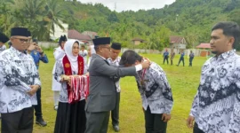 Wabup Pessel, Risnaldi Ibrahim menyerahkan penghargaan kepada guru berprestasi. (Foto: Dok. Kominfo)