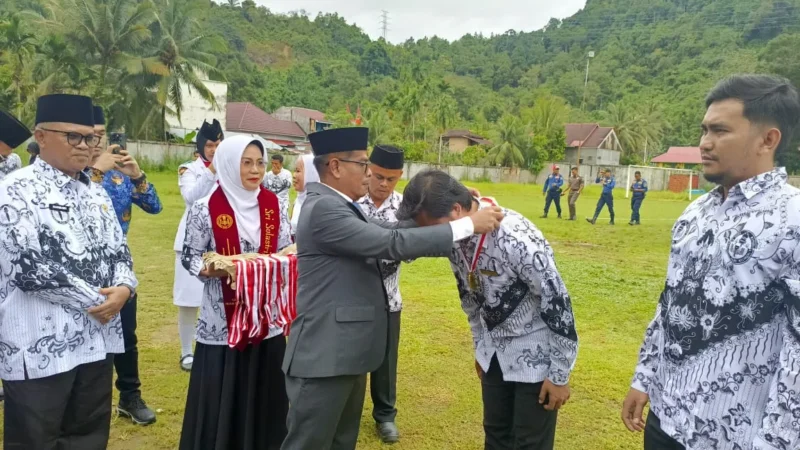 Wabup Pessel, Risnaldi Ibrahim menyerahkan penghargaan kepada guru berprestasi. (Foto: Dok. Kominfo)