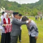 Wabup Pessel, Risnaldi Ibrahim menyerahkan penghargaan kepada guru berprestasi. (Foto: Dok. Kominfo)