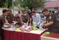 Kajari Painan Mohd Radyan bersama Waka Polres Pessel AKBP Alwi Haskar, Hakim PN Painan Syahputra Sibagariang, dan Kepala Rutan Kelas IIB Painan Hastono saat melakukan pemusnahan barang bukti. (Foto: Dok. Humas Kejari Pessel)