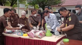 Kajari Painan Mohd Radyan bersama Waka Polres Pessel AKBP Alwi Haskar, Hakim PN Painan Syahputra Sibagariang, dan Kepala Rutan Kelas IIB Painan Hastono saat melakukan pemusnahan barang bukti. (Foto: Dok. Humas Kejari Pessel)