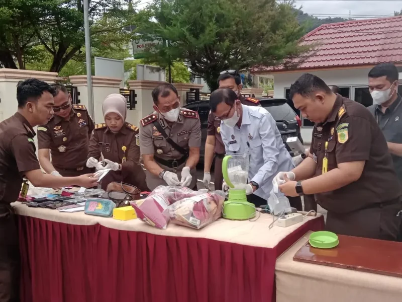 Kajari Painan Mohd Radyan bersama Waka Polres Pessel AKBP Alwi Haskar, Hakim PN Painan Syahputra Sibagariang, dan Kepala Rutan Kelas IIB Painan Hastono saat melakukan pemusnahan barang bukti. (Foto: Dok. Humas Kejari Pessel)