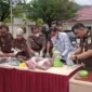 Kajari Painan Mohd Radyan bersama Waka Polres Pessel AKBP Alwi Haskar, Hakim PN Painan Syahputra Sibagariang, dan Kepala Rutan Kelas IIB Painan Hastono saat melakukan pemusnahan barang bukti. (Foto: Dok. Humas Kejari Pessel)
