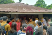 Wakil Bupati Pessel, Risnaldi Ibrahim didamping Plt Kalaksa BPBD Pessel, Mulyandri meninjau salah satu titik banjir. (Foto: Dok. Prokopim)