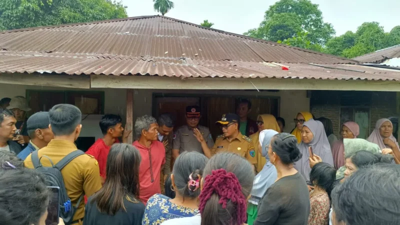 Wakil Bupati Pessel, Risnaldi Ibrahim didamping Plt Kalaksa BPBD Pessel, Mulyandri meninjau salah satu titik banjir. (Foto: Dok. Prokopim)