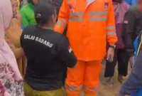 Wali Kota Padang Fadly Amran meninjau lokasi banjir bandang di Kelurahan Lubuk Minturun, Kecamatan Koto Tangah, Kamis (27/11/2025). (Foto: Prokopim Padang)