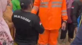 Wali Kota Padang Fadly Amran meninjau lokasi banjir bandang di Kelurahan Lubuk Minturun, Kecamatan Koto Tangah, Kamis (27/11/2025). (Foto: Prokopim Padang)