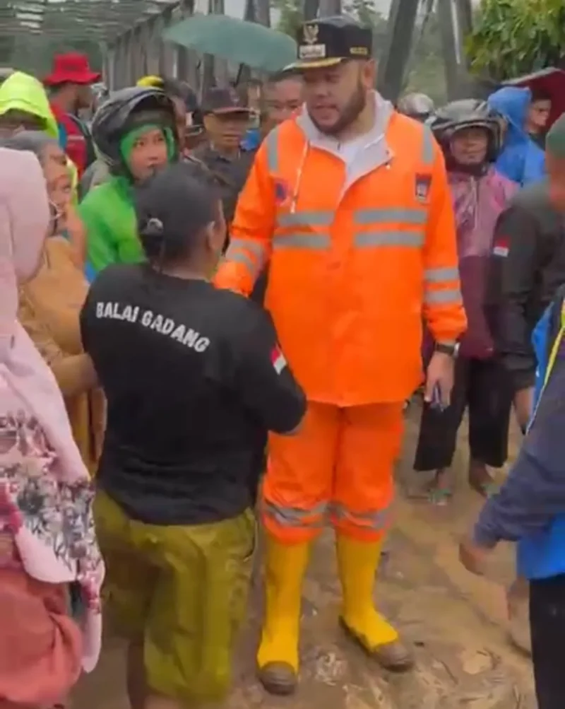 Wali Kota Padang Fadly Amran meninjau lokasi banjir bandang di Kelurahan Lubuk Minturun, Kecamatan Koto Tangah, Kamis (27/11/2025). (Foto: Prokopim Padang)