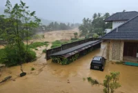 BPBD Padang mengimbau warga untuk menjauhi bibir sungai, waspada banjir, longsor dan pohon tumbang. (Foto: WAG Pusdalops BPBD Padang)