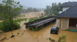 BPBD Padang mengimbau warga untuk menjauhi bibir sungai, waspada banjir, longsor dan pohon tumbang. (Foto: WAG Pusdalops BPBD Padang)