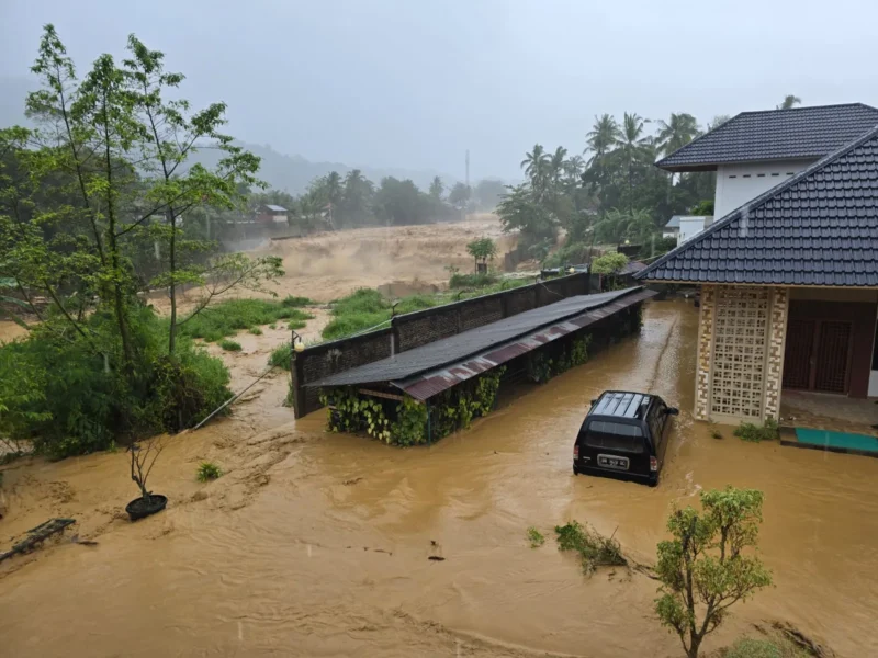 BPBD Padang mengimbau warga untuk menjauhi bibir sungai, waspada banjir, longsor dan pohon tumbang. (Foto: WAG Pusdalops BPBD Padang)