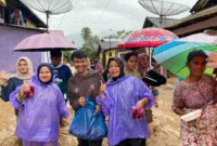 Relawan dapur MBG saat menyalurkan  makanan untuk warga yang terdampak bencana banjir di Pessel. (Foto: Dok. Be)