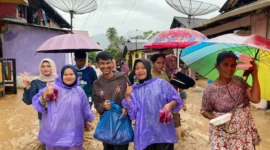 Relawan dapur MBG saat menyalurkan  makanan untuk warga yang terdampak bencana banjir di Pessel. (Foto: Dok. Be)