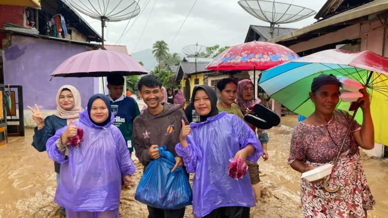 Relawan dapur MBG saat menyalurkan  makanan untuk warga yang terdampak bencana banjir di Pessel. (Foto: Dok. Be)