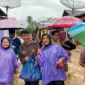 Relawan dapur MBG saat menyalurkan  makanan untuk warga yang terdampak bencana banjir di Pessel. (Foto: Dok. Be)